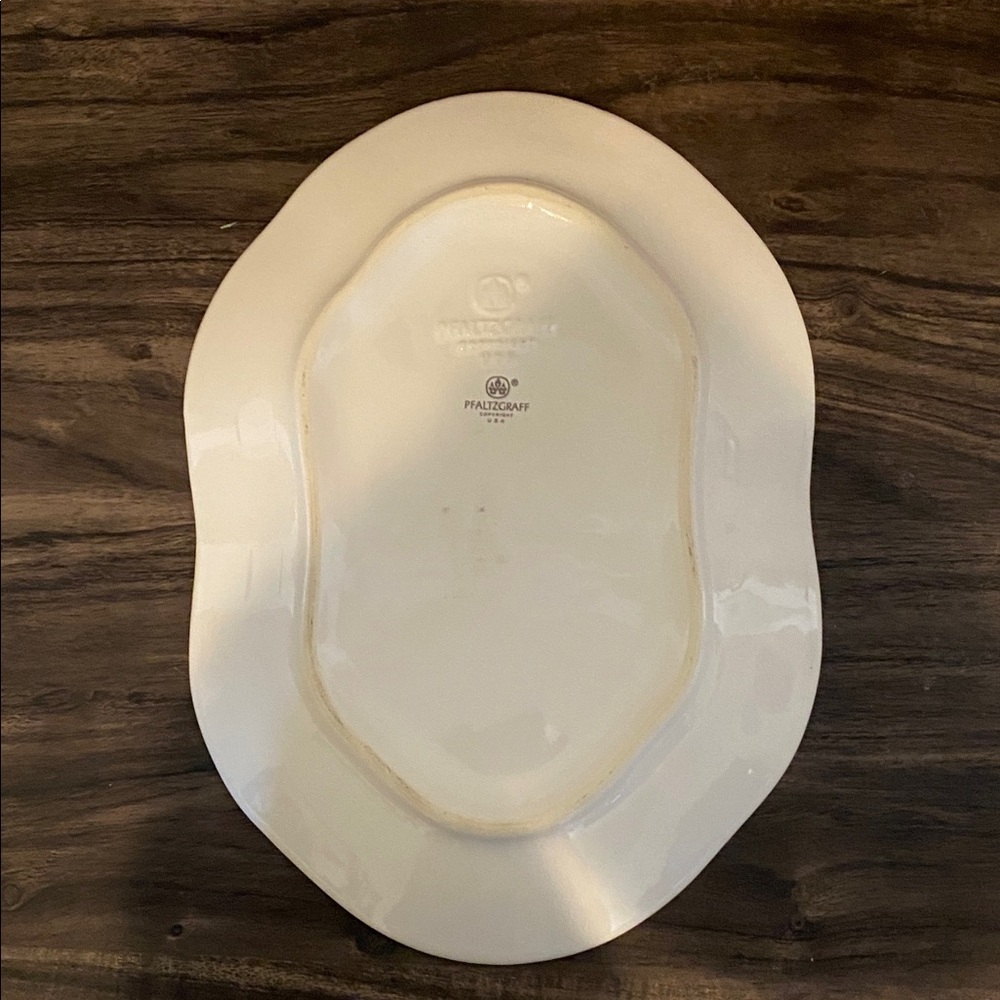 Pfaltzgraff Winterberry Embossed Santa Claus Ceramic Plate with Green Trim. - Picture 8 of 10